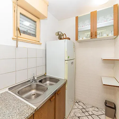 Gorgeous In With Kitchenette Apartment *